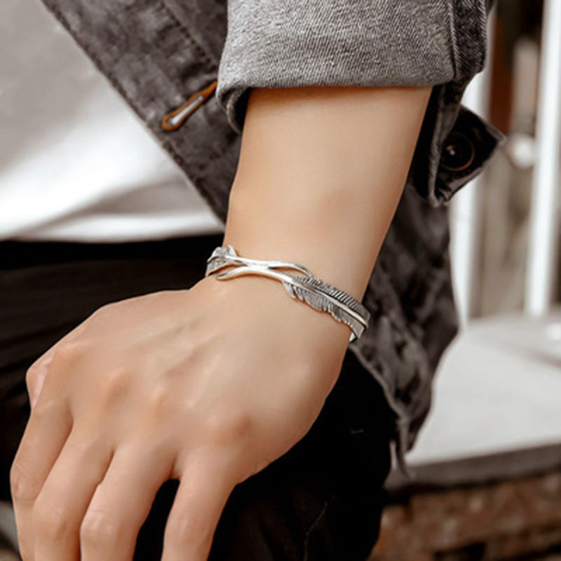 Bracciale regolabile con piume argentate