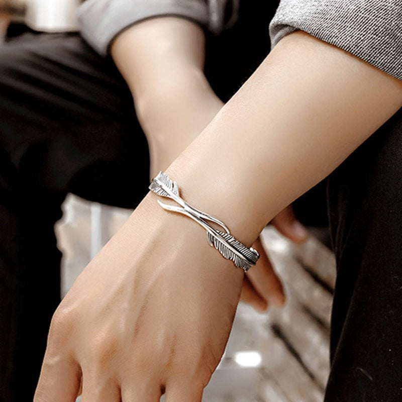 Bracciale regolabile con piume argentate