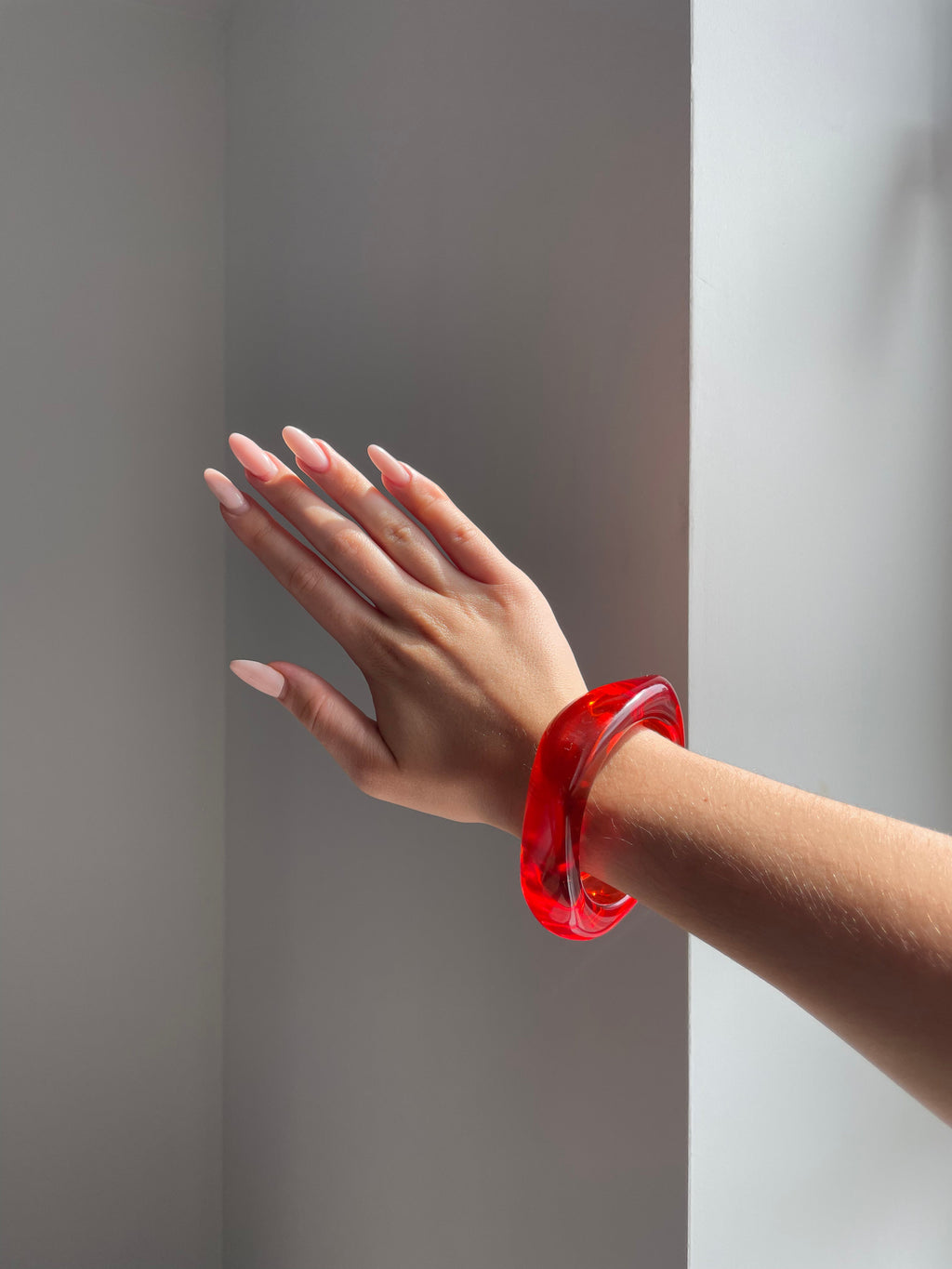 Bracciale rigido rosso fragola – un tocco vivace per il tuo look
