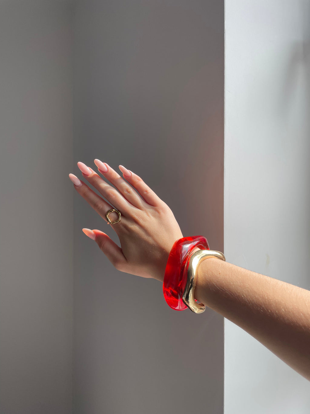 Bracciale rigido rosso fragola – un tocco vivace per il tuo look