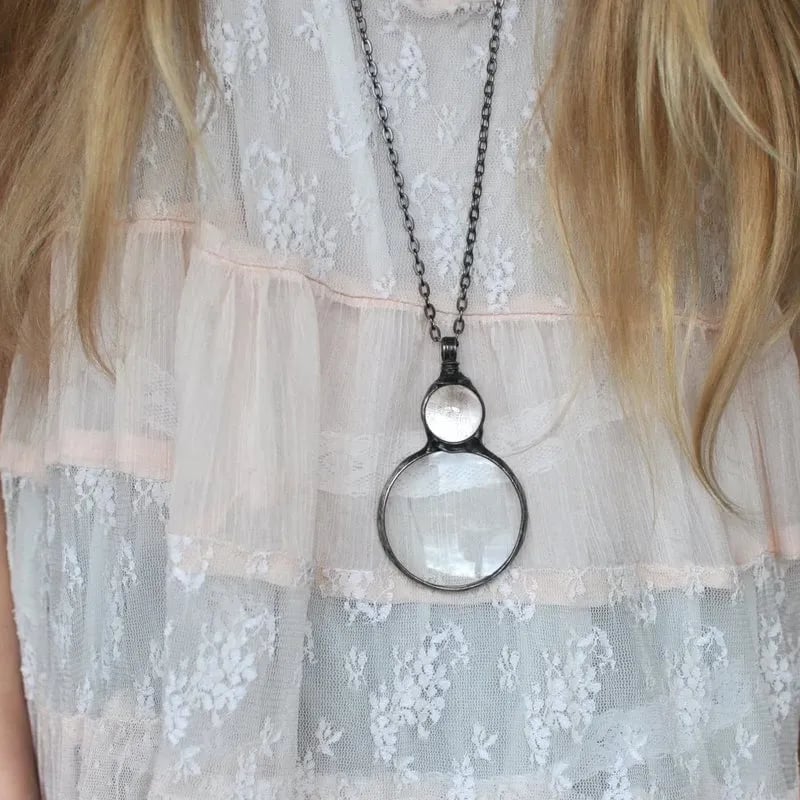 Collana con ciondolo lente d'ingrandimento