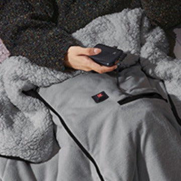 Coperta riscaldata da donna