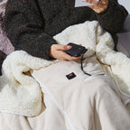 Coperta riscaldata da donna