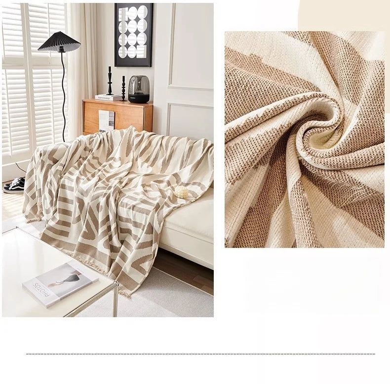 Copridivano con nappine decorative