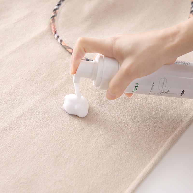 Detergente spray per abbigliamento e tessuti