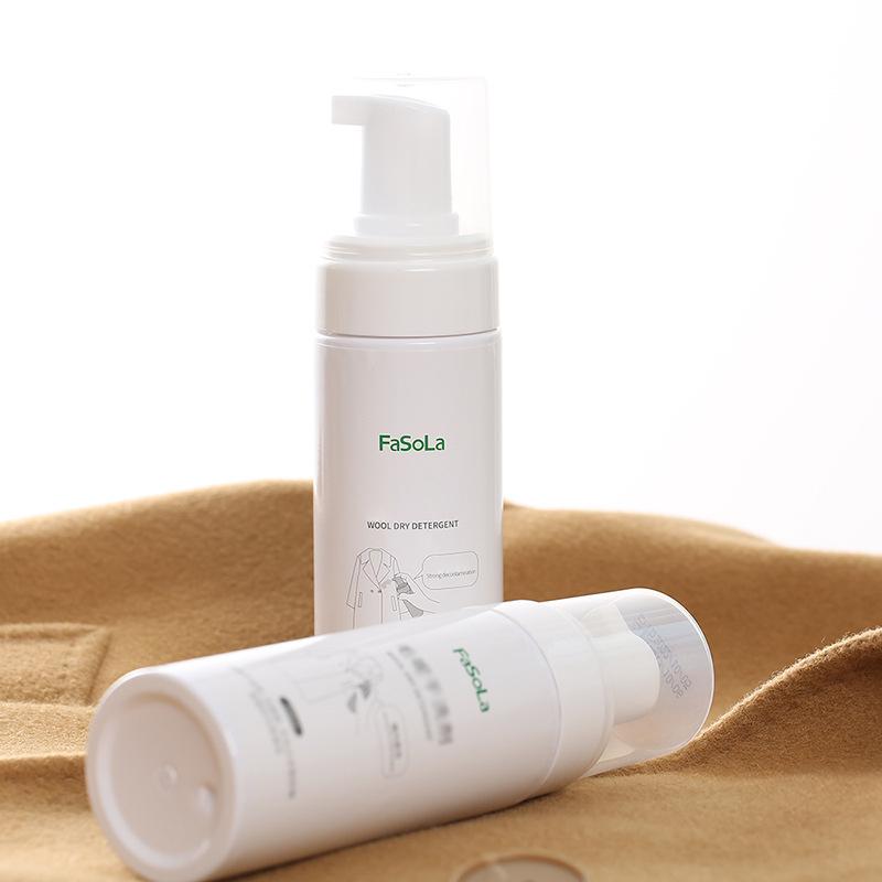 Detergente spray per abbigliamento e tessuti