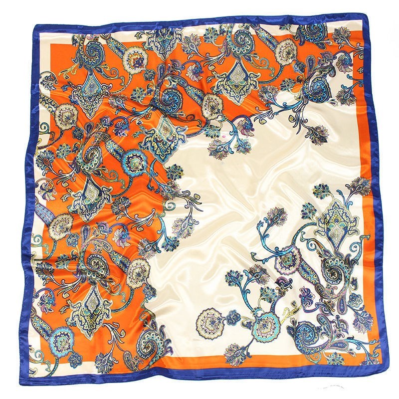 Foulard quadrato in seta effetto seta — versatile e raffinato