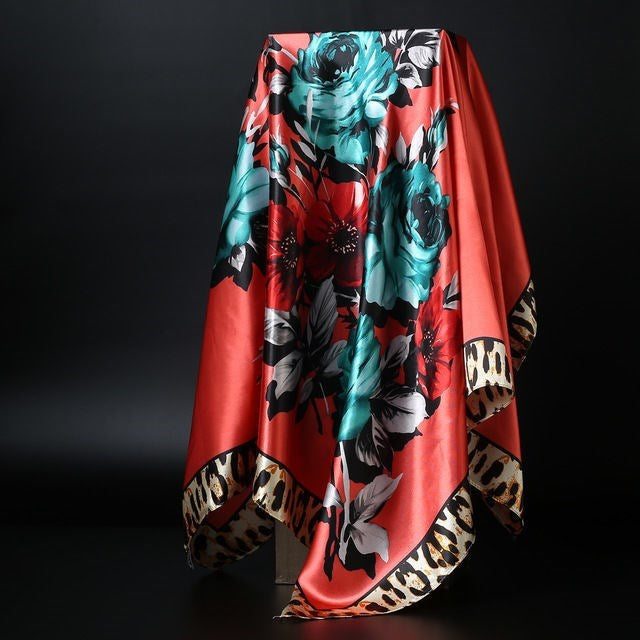 Foulard quadrato in seta effetto seta — versatile e raffinato