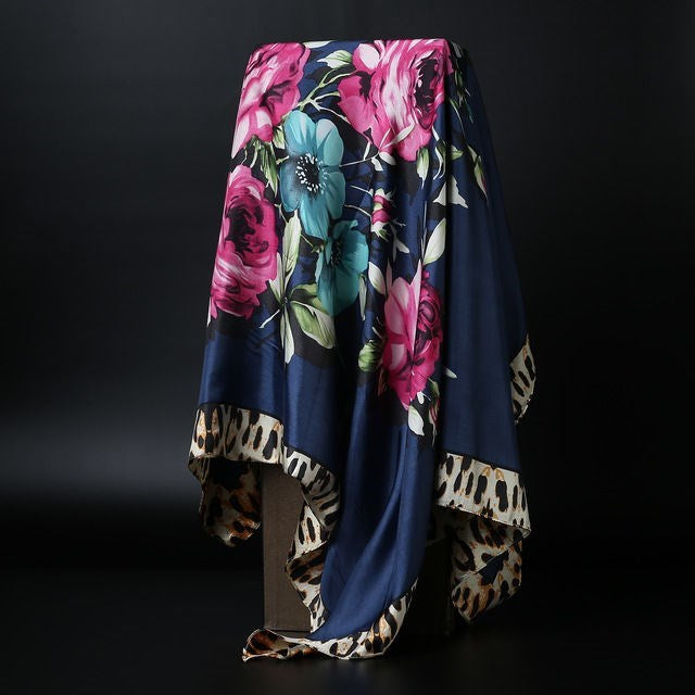 Foulard quadrato in seta effetto seta — versatile e raffinato
