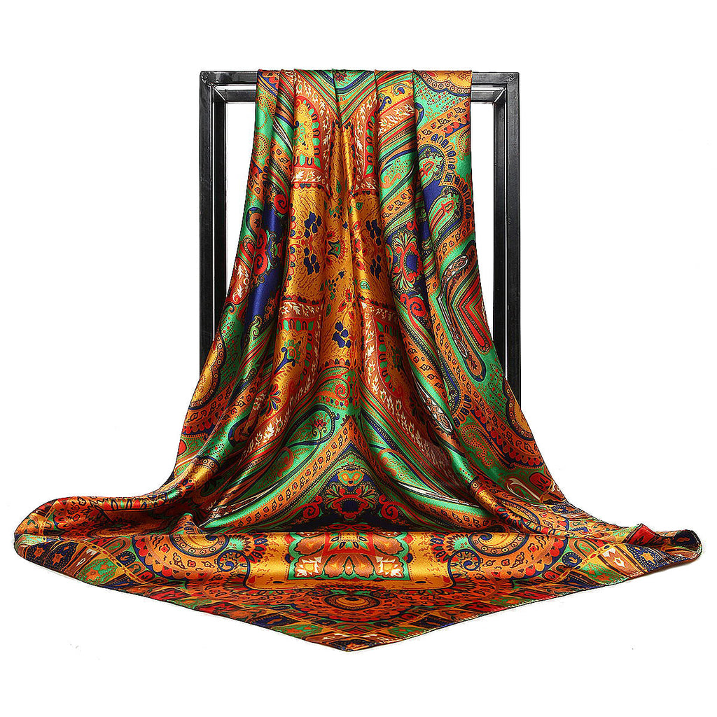 Foulard quadrato in seta effetto seta — versatile e raffinato