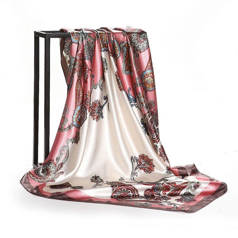 Foulard quadrato in seta effetto seta — versatile e raffinato