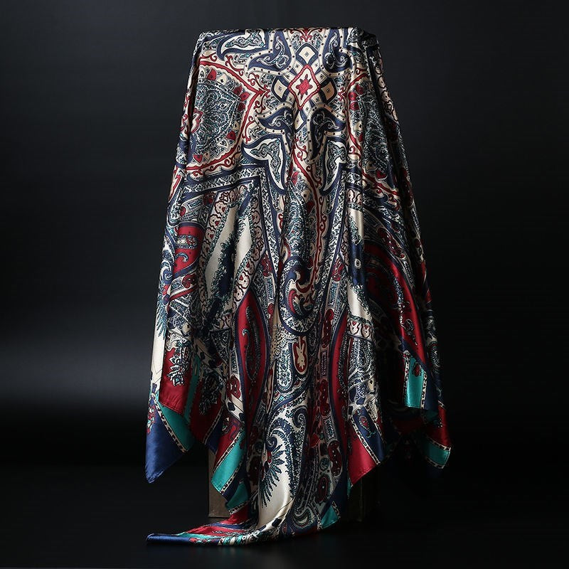 Foulard quadrato in seta effetto seta — versatile e raffinato
