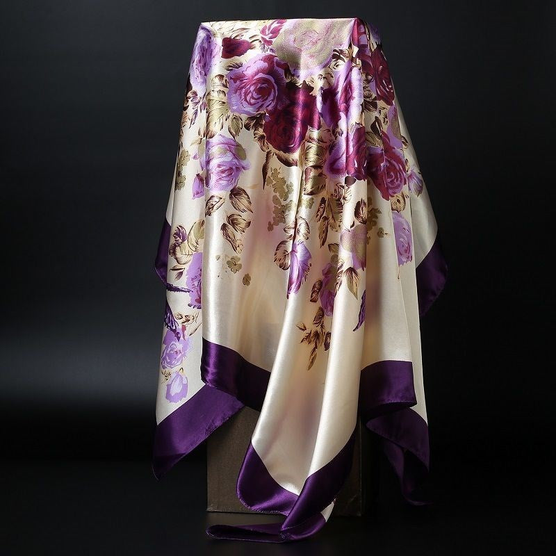 Foulard quadrato in seta effetto seta — versatile e raffinato