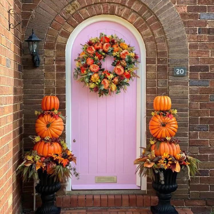 Ghirlanda autunnale con zucche e fiori