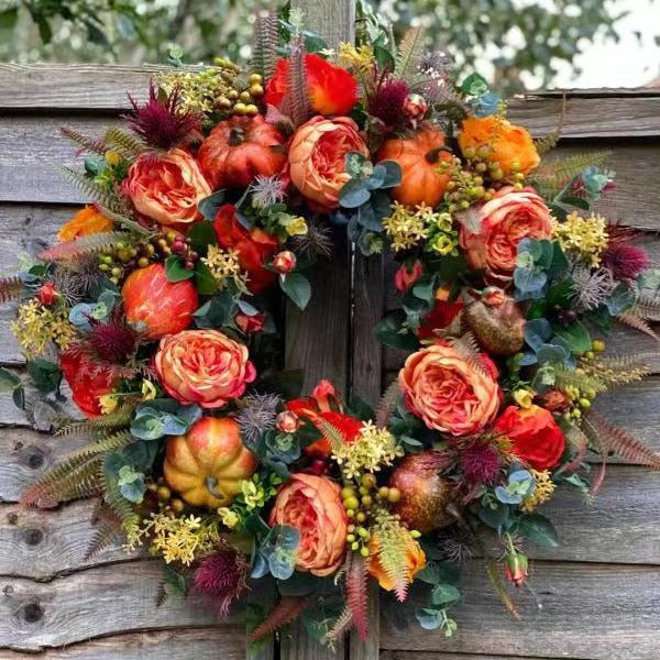Ghirlanda autunnale con zucche e fiori