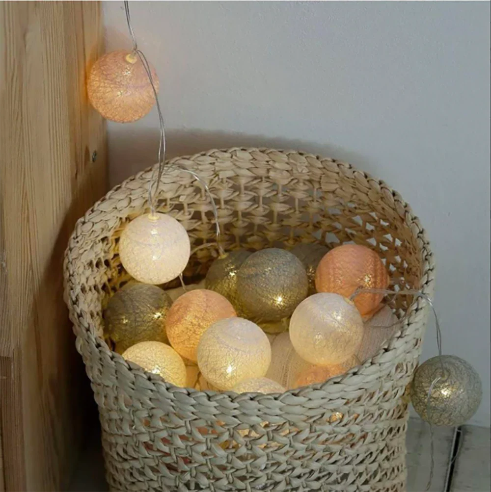 Ghirlanda luminosa con palline di cotone