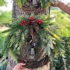 Ghirlanda natalizia boho con campanelle naturali e dettagli in legno