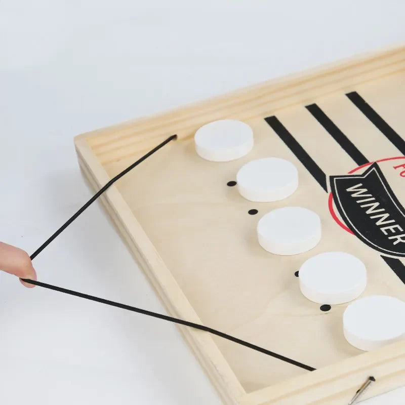 Gioco da tavolo con fionda e pedine