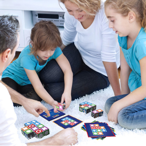Gioco di costruzioni con blocchi colorati per bambini