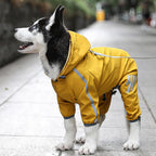 Impermeabile per cani con cappuccio e strisce riflettenti regolabile
