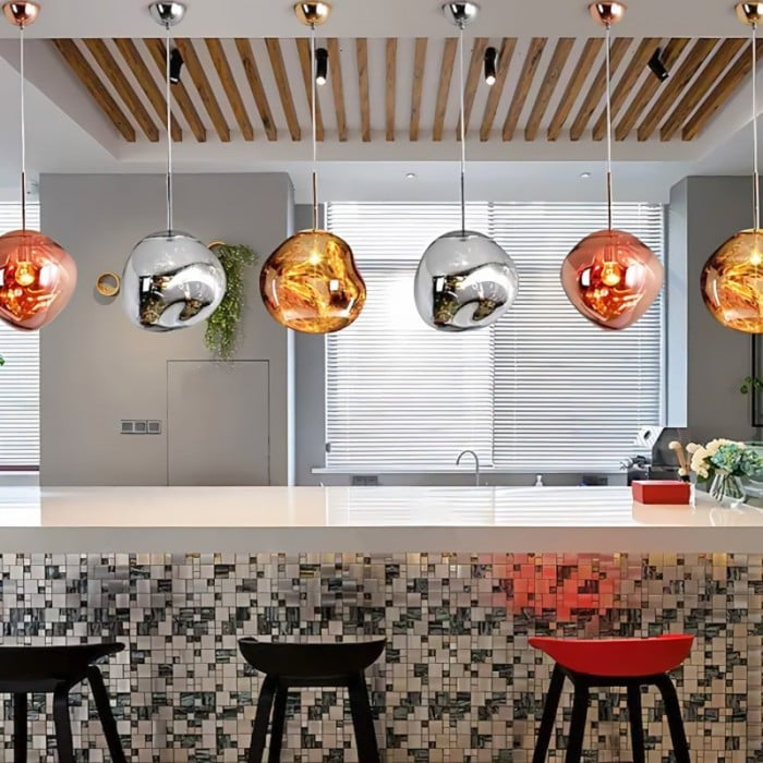 Jessamy | Lampada a sospensione globo in acrilico effetto fuso con finitura specchiata per sala da pranzo e cucina