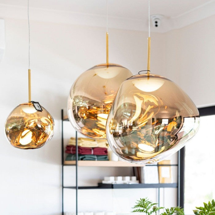 Jessamy | Lampada a sospensione globo in acrilico effetto fuso con finitura specchiata per sala da pranzo e cucina