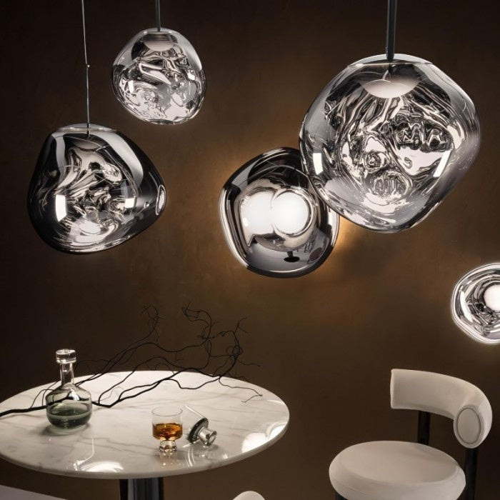 Jessamy | Lampada a sospensione globo in acrilico effetto fuso con finitura specchiata per sala da pranzo e cucina
