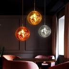 Jessamy | Lampada a sospensione globo in acrilico effetto fuso con finitura specchiata per sala da pranzo e cucina
