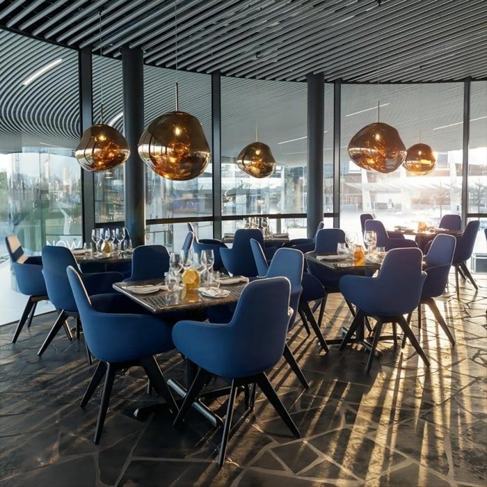 Jessamy | Lampada a sospensione globo in acrilico effetto fuso con finitura specchiata per sala da pranzo e cucina