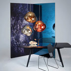 Jessamy | Lampada a sospensione globo in acrilico effetto fuso con finitura specchiata per sala da pranzo e cucina