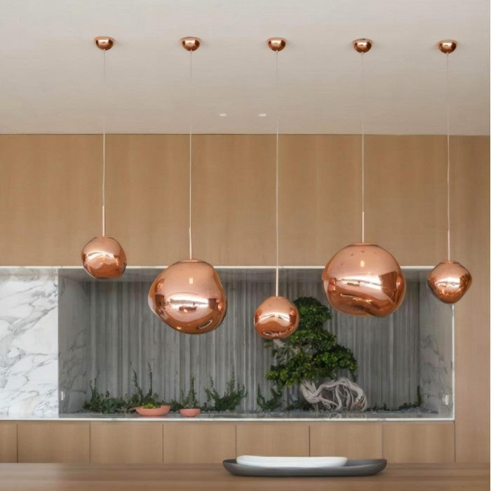 Jessamy | Lampada a sospensione globo in acrilico effetto fuso con finitura specchiata per sala da pranzo e cucina