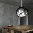 Jessamy | Lampada a sospensione globo in acrilico effetto fuso con finitura specchiata per sala da pranzo e cucina