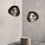 Jessamy | Lampada a sospensione globo in acrilico effetto fuso con finitura specchiata per sala da pranzo e cucina