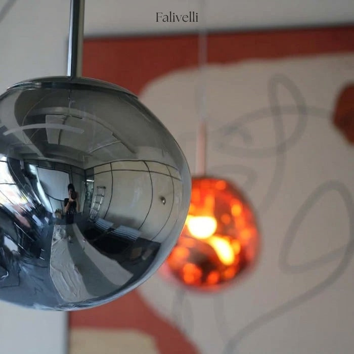 Jessamy | Lampada a sospensione globo in acrilico effetto fuso con finitura specchiata per sala da pranzo e cucina