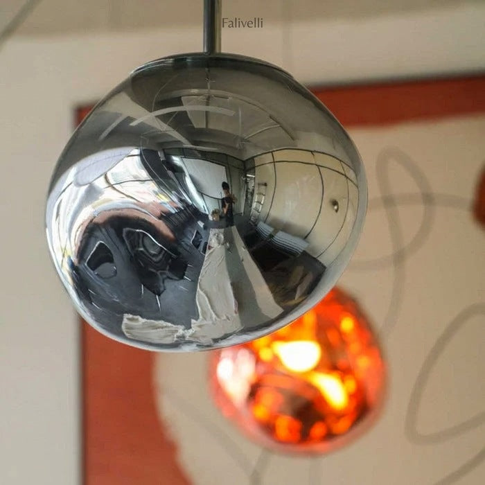 Jessamy | Lampada a sospensione globo in acrilico effetto fuso con finitura specchiata per sala da pranzo e cucina