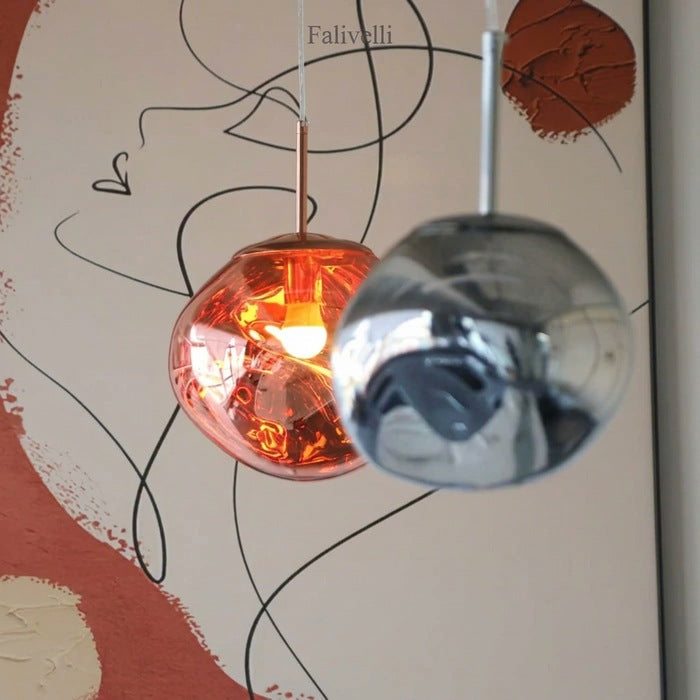 Jessamy | Lampada a sospensione globo in acrilico effetto fuso con finitura specchiata per sala da pranzo e cucina