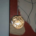 Jessamy | Lampada a sospensione globo in acrilico effetto fuso con finitura specchiata per sala da pranzo e cucina