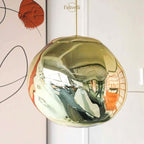 Jessamy | Lampada a sospensione globo in acrilico effetto fuso con finitura specchiata per sala da pranzo e cucina