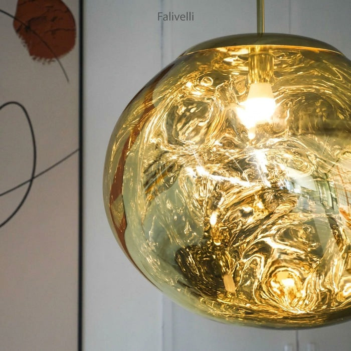 Jessamy | Lampada a sospensione globo in acrilico effetto fuso con finitura specchiata per sala da pranzo e cucina