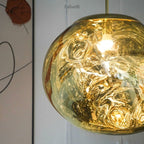 Jessamy | Lampada a sospensione globo in acrilico effetto fuso con finitura specchiata per sala da pranzo e cucina