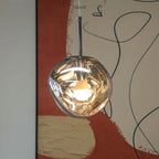 Jessamy | Lampada a sospensione globo in acrilico effetto fuso con finitura specchiata per sala da pranzo e cucina