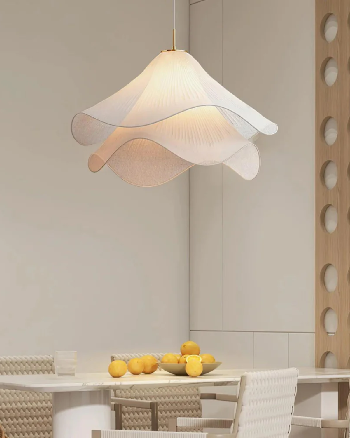 Lampada a sospensione con motivo floreale e finitura elegante