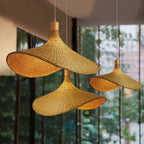 Lampada a sospensione con paralume in bambù intrecciato a mano