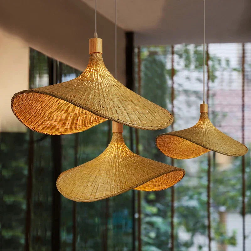 Lampada a sospensione con paralume in bambù intrecciato a mano