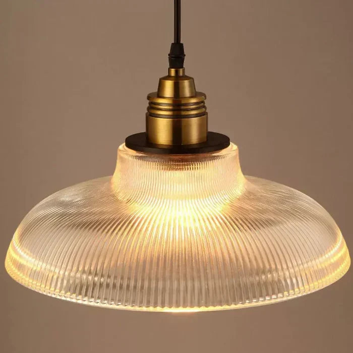 Lampada a sospensione in vetro con diffusione luminosa elegante