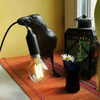Lampada corvo gotico in resina con attacco E14 e spina europea