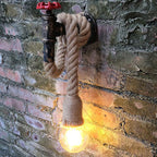 Lampada da parete industriale in ferro nero con rubinetto decorativo e spina