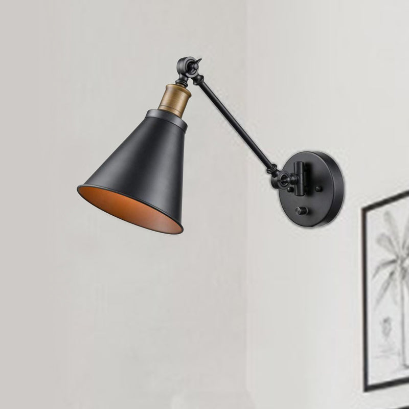 Lampada da parete industriale nera con braccio snodabile e paralume conico