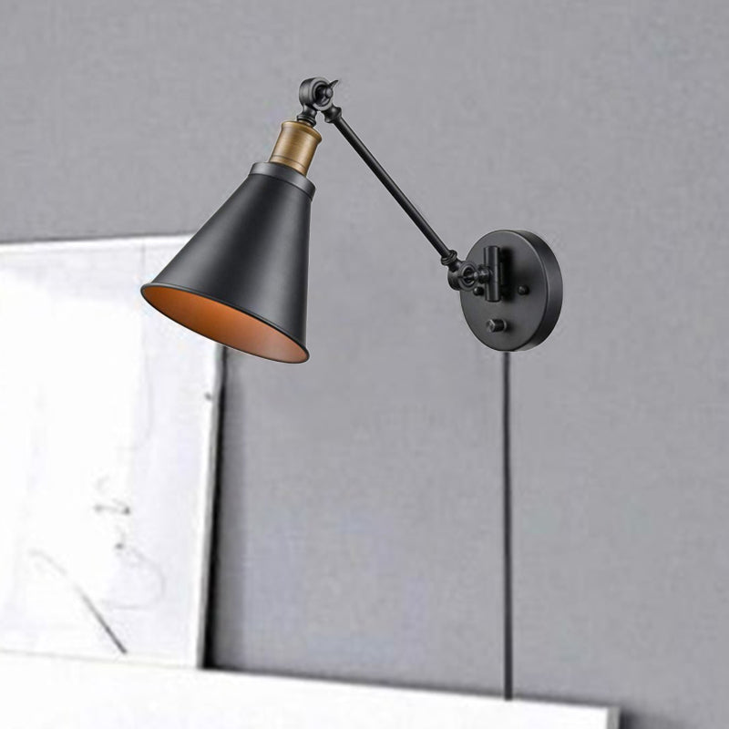 Lampada da parete industriale nera con braccio snodabile e paralume conico