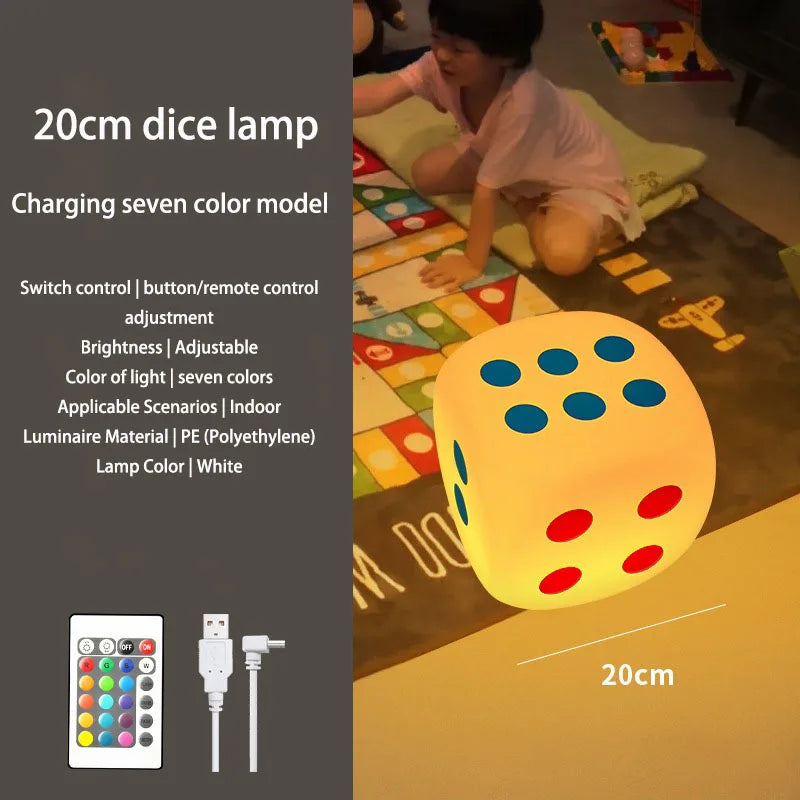 Lampada da tavolo a dado gigante con cassetti